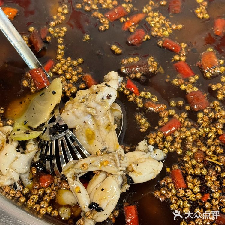 在重庆！藏在居民楼下的美蛙鱼头