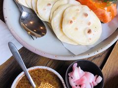 烟熏三文鱼配烤饺子皮及芥末籽酱-BOR Eatery(安福路店)