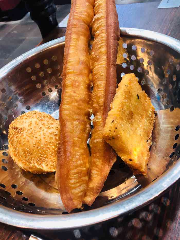 健康夜市大饼油条(龙柏店)-"油条大饼排队的人好多啊啊啊啊,然后我们