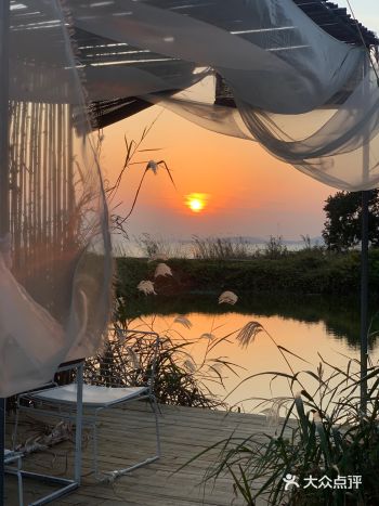 亮河湾附近一带 看到河边夕阳芦苇很漂亮翻栅栏过去的