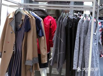 ～～位于沪太路大融城＂GUESS＂专卖店，经营有段时