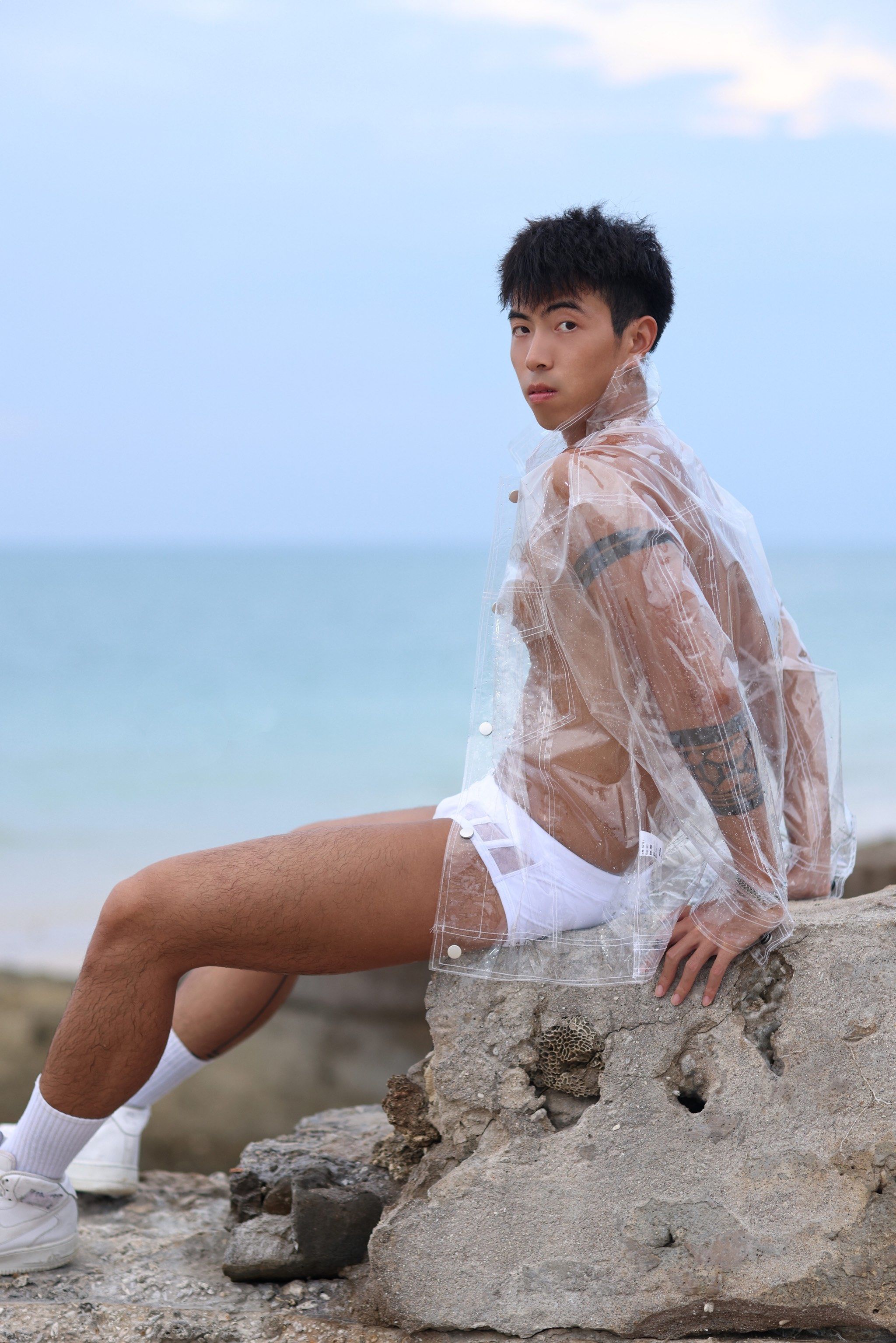 泳装男孩海边玩