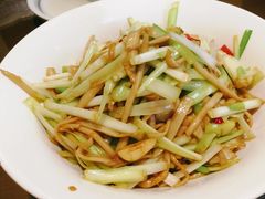 韭黄炒杏鲍菇-何氏排骨(左家塘店)