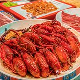 小龙虾和烤鸭这对CP，一下子撞进了我心坎里了！