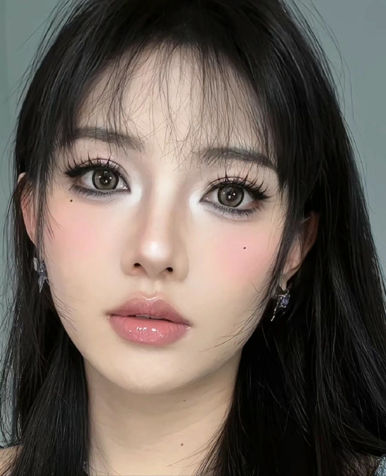 小烟熏妆容,如神秘烟雾缭绕眼眸,深邃迷离