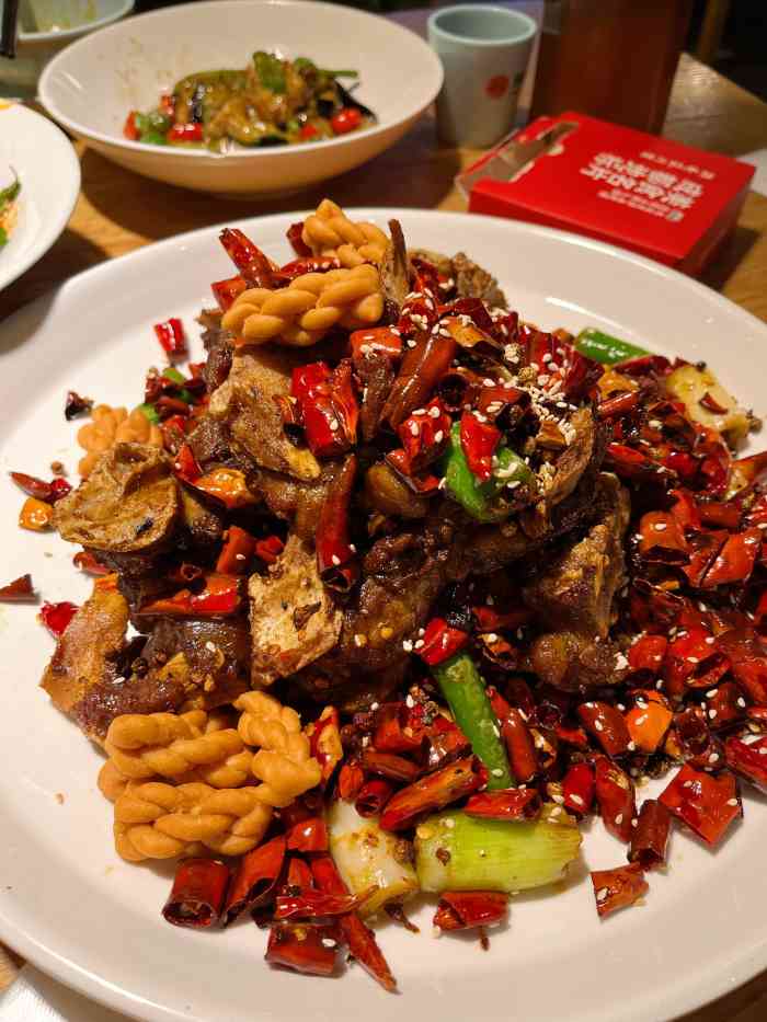 鸡毛店(温江杨柳西路店)-"[薄荷]环境: 进门摆了很多菜品,想吃什.