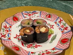 银鱼矶边卷和三文鱼奶酪无花果卷-鮨冠OMAKASE食べ放题(北京首店)