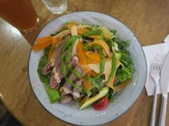 煎牛肉牛油果花椰菜色拉-Wagas沃歌斯(太古汇店)