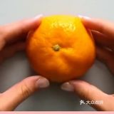 二,火龙果切开一点看仔,细再从中间切开,要这样吃