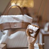 店员小姐姐介绍说是爱马仕菜篮子的同款皮质