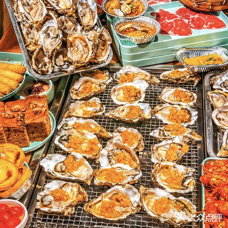 吃自助令人快乐的事 当然还有吃不尽的甜点、饮品