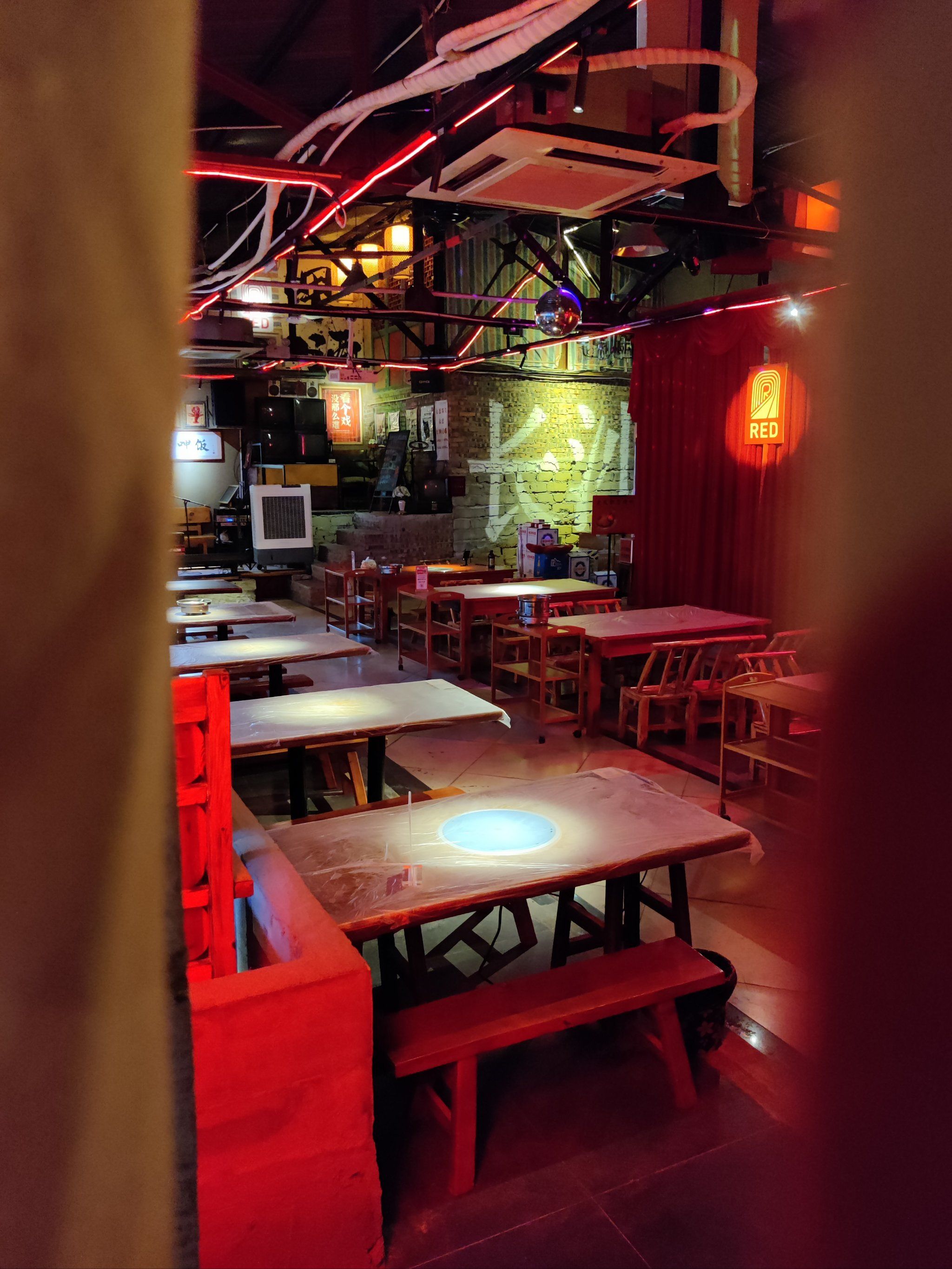 美式恐怖饭店,窗外是马戏团宣传…仿佛时间倒流