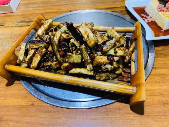 小背篓川菜馆(经济学院店)-"开在学校门口,饭点的时候人总是爆满的.