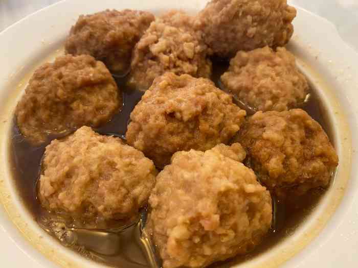 配合里面的香葱食用风味更佳;凉拌豆腐淡鲜口儿,还行;农家丸子偏肥