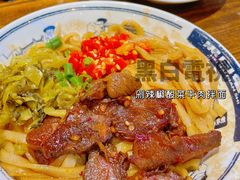 剁椒酸菜牛肉拌面-黑白电视长沙小吃(悦汇城店)