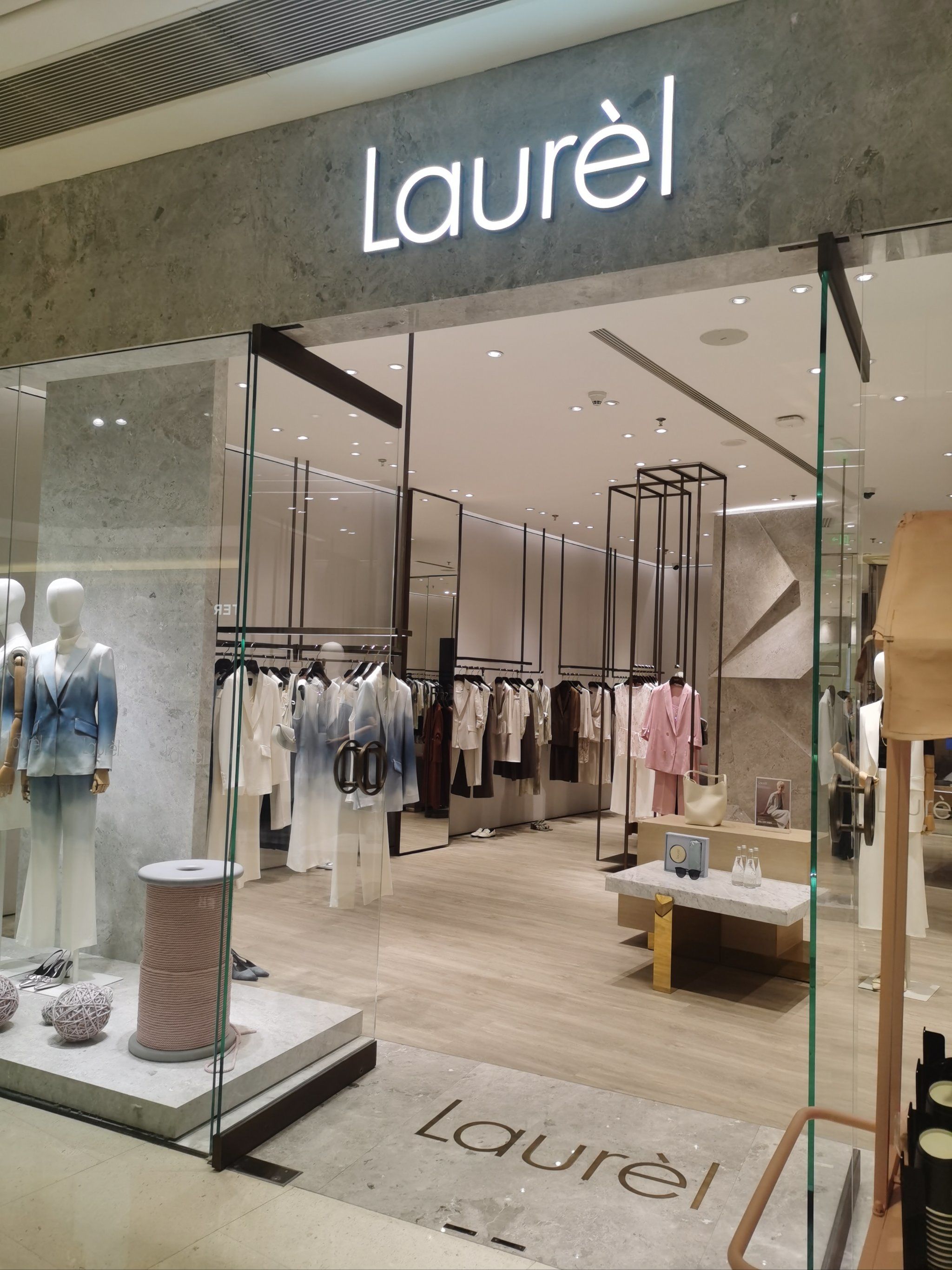laurel 服装店外有甜品和咖啡 新组合