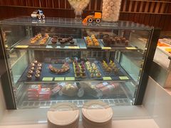 面包甜点陈列柜-鲜艳西餐厅(衡山路十二号华邑店)