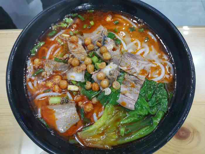 在七中门口新开的店就进去试试看店不大就两张桌