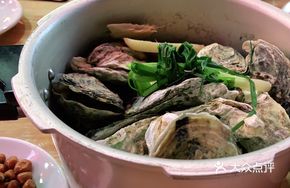 Steamed Oyster in Pot
