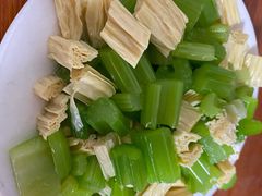 芹菜腐竹-宝瑞门钉肉饼店