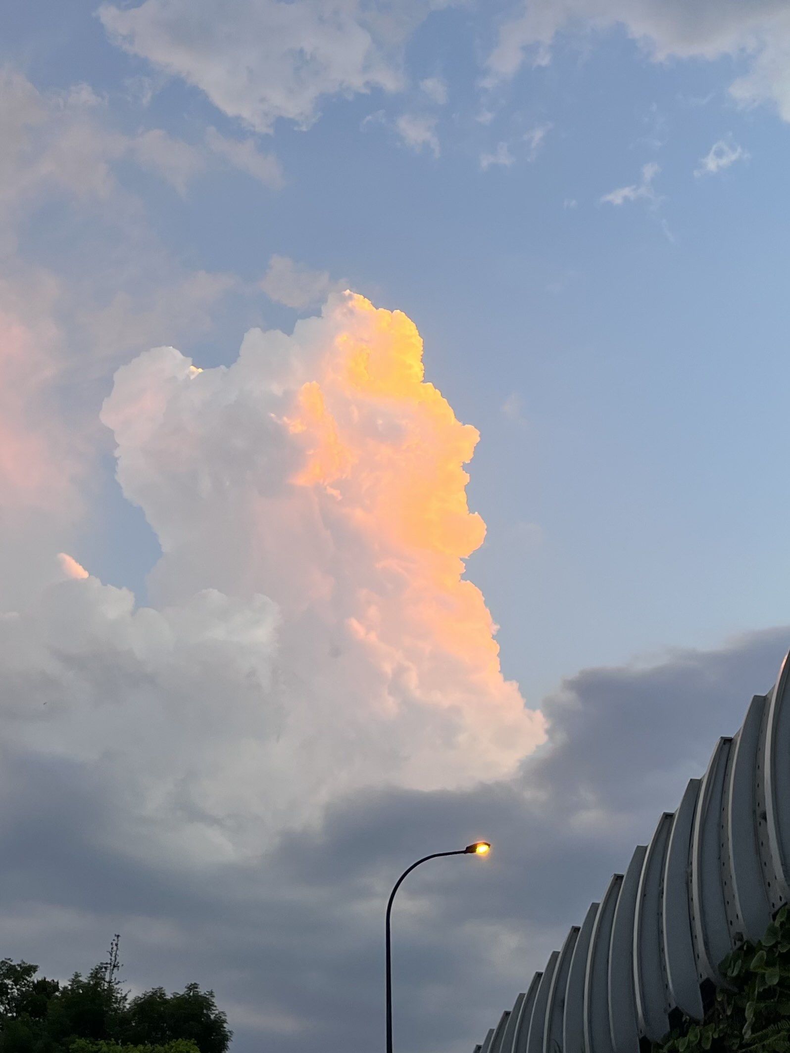 傍晚的天空色彩斑斓