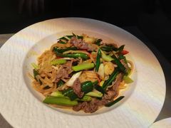酸笋炒牛肉-伴山牛贵州黄牛肉火锅·苗疆非遗艺术餐厅(上海首店)