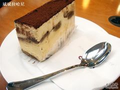 提拉米苏--垫蛋糕的纸头还么拿掉-。=-COSTA COFFEE(西湖天地店)