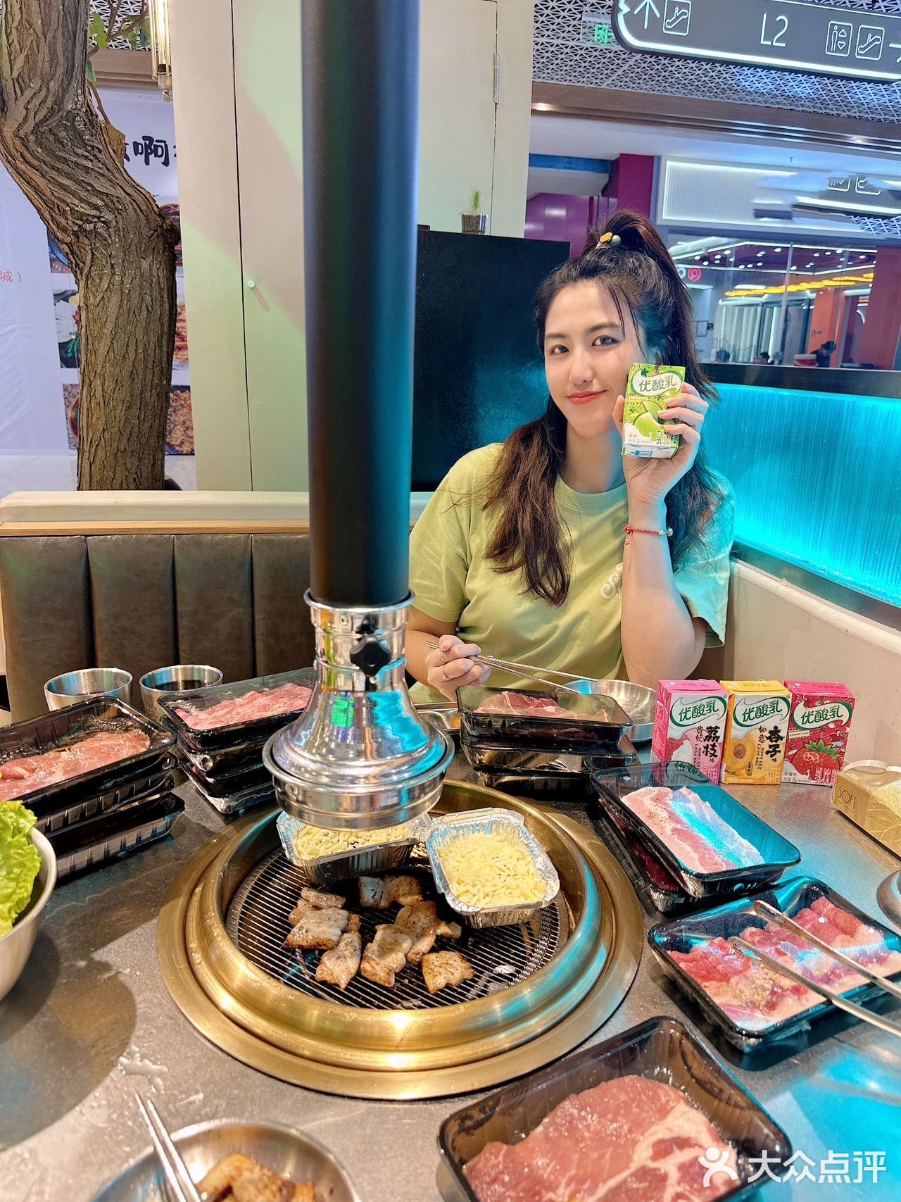 坠坠爱在这种半开放式的环境下炫无限烤肉啦🍖