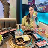 坠坠爱在这种半开放式的环境下炫无限烤肉啦🍖