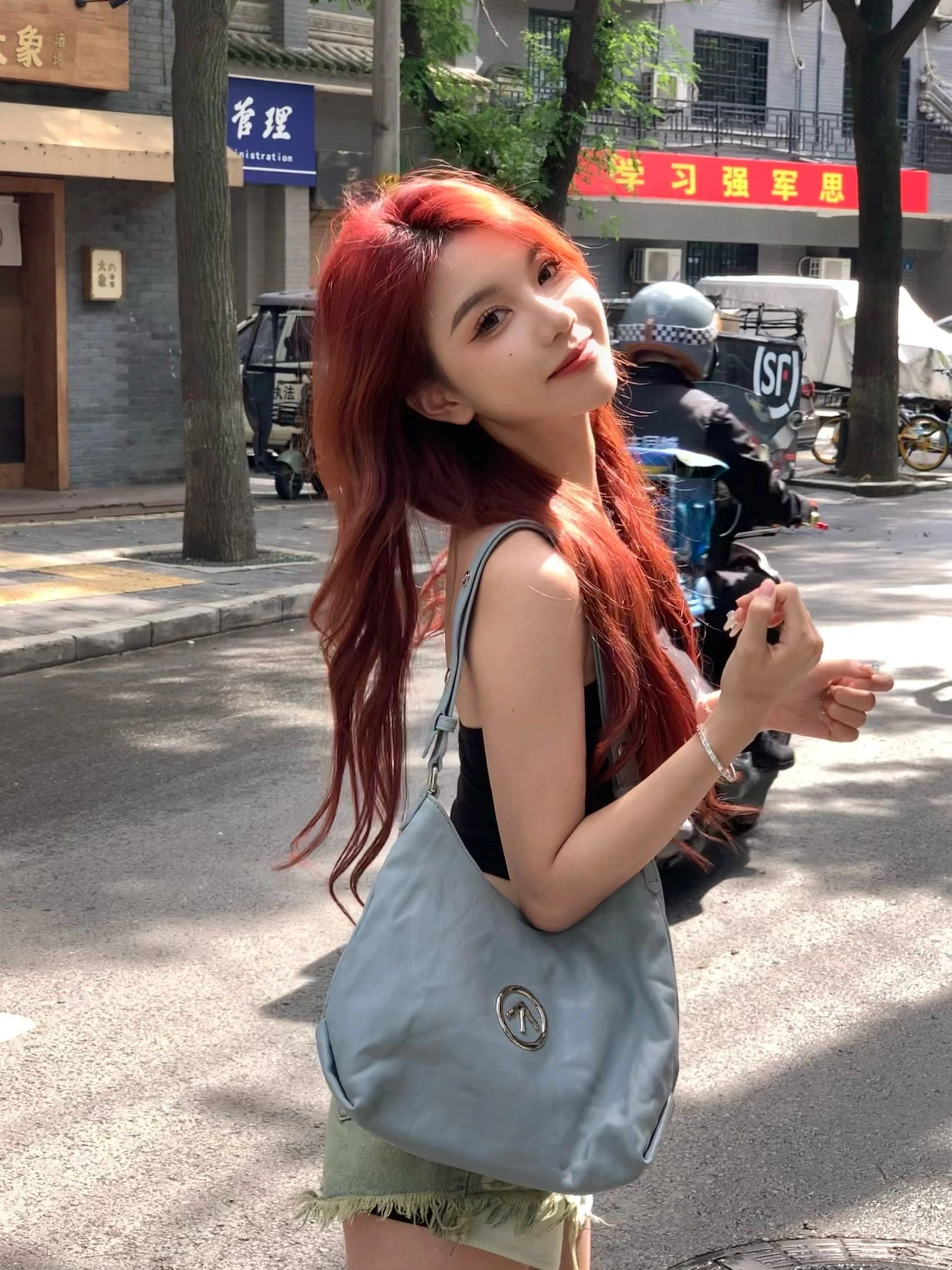 超级好看的发色
真的真的特别显白
爱死了
红头发妹妹
广州