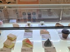 面包甜点陈列柜-Fridi Patisserie Cafe