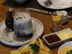 -Chom Cafe and Restaurant