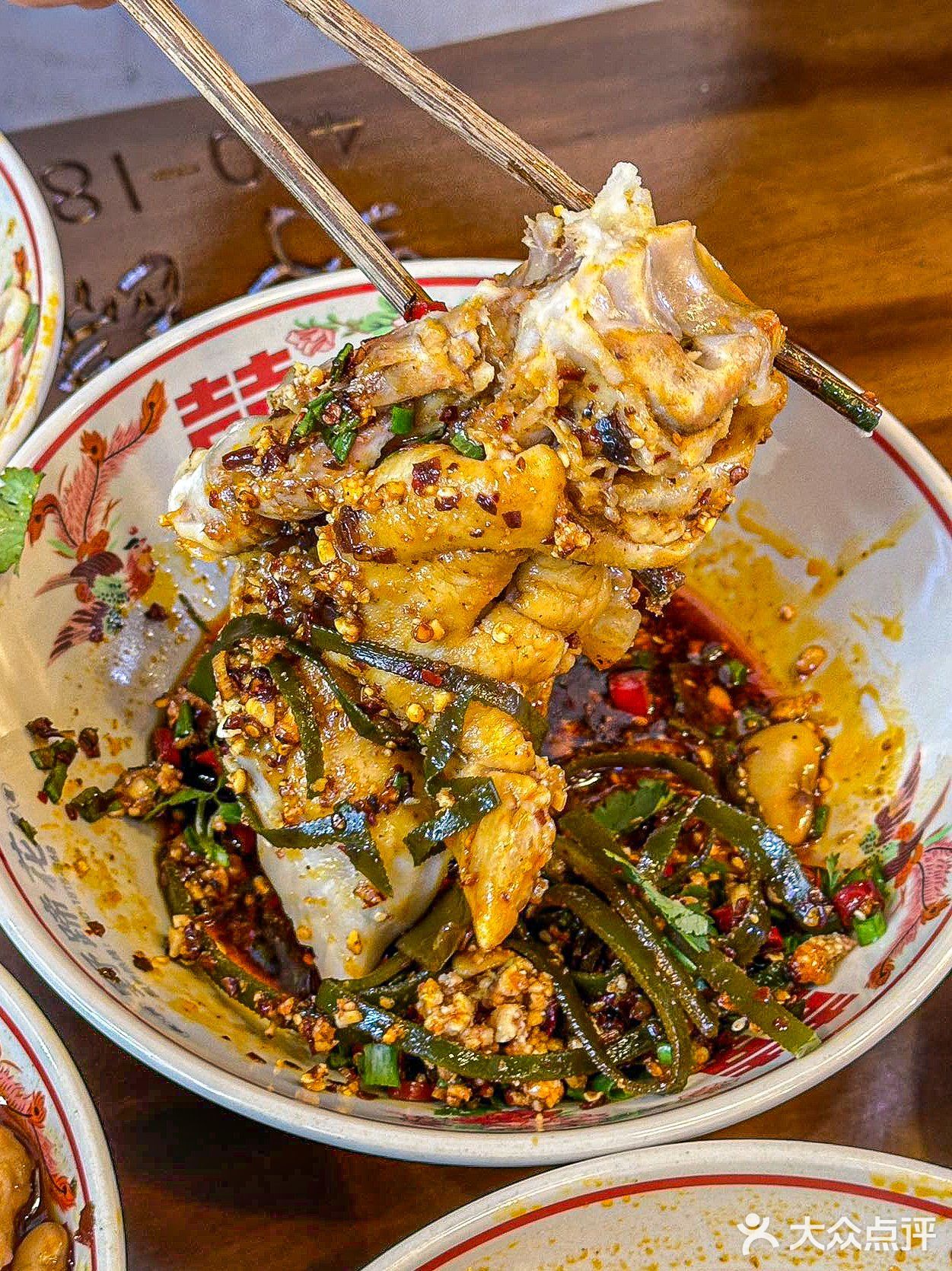 我zui爱他们家的招牌老妈蹄花了！猪蹄炖的软烂！