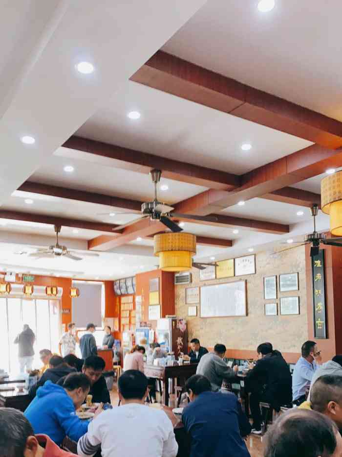 东吴面馆(东振路店)-"前台的老板娘非常漂亮,也经常听到邻桌客人.