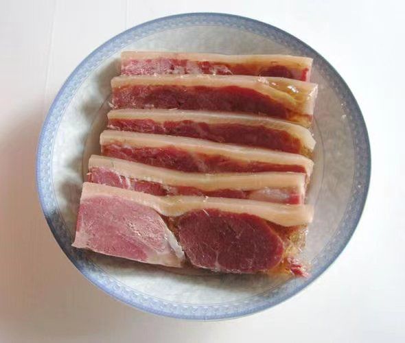 镇江肴肉又名水晶肴肉,水晶肴蹄,是江苏镇