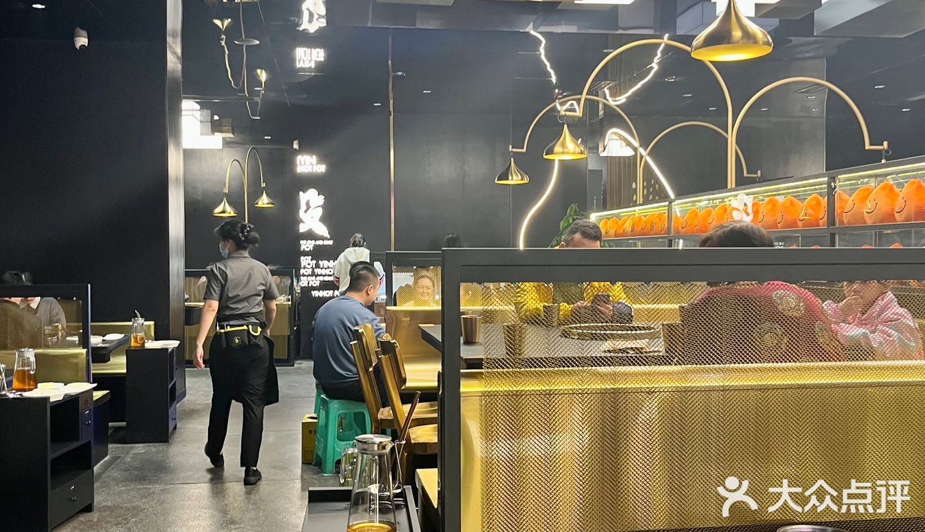 成都首家黑金火锅店❗️在吧台上吃火锅什么体验❓