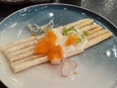 白芦笋配风干和牛温泉蛋荷兰汁-觅福里•熟成和牛餐厅