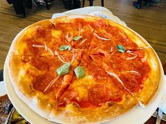 意大利腊肠比萨配腌番茄和干酪-WOLFGANG PUCK KITCHEN & BAR(迪士尼小镇店)