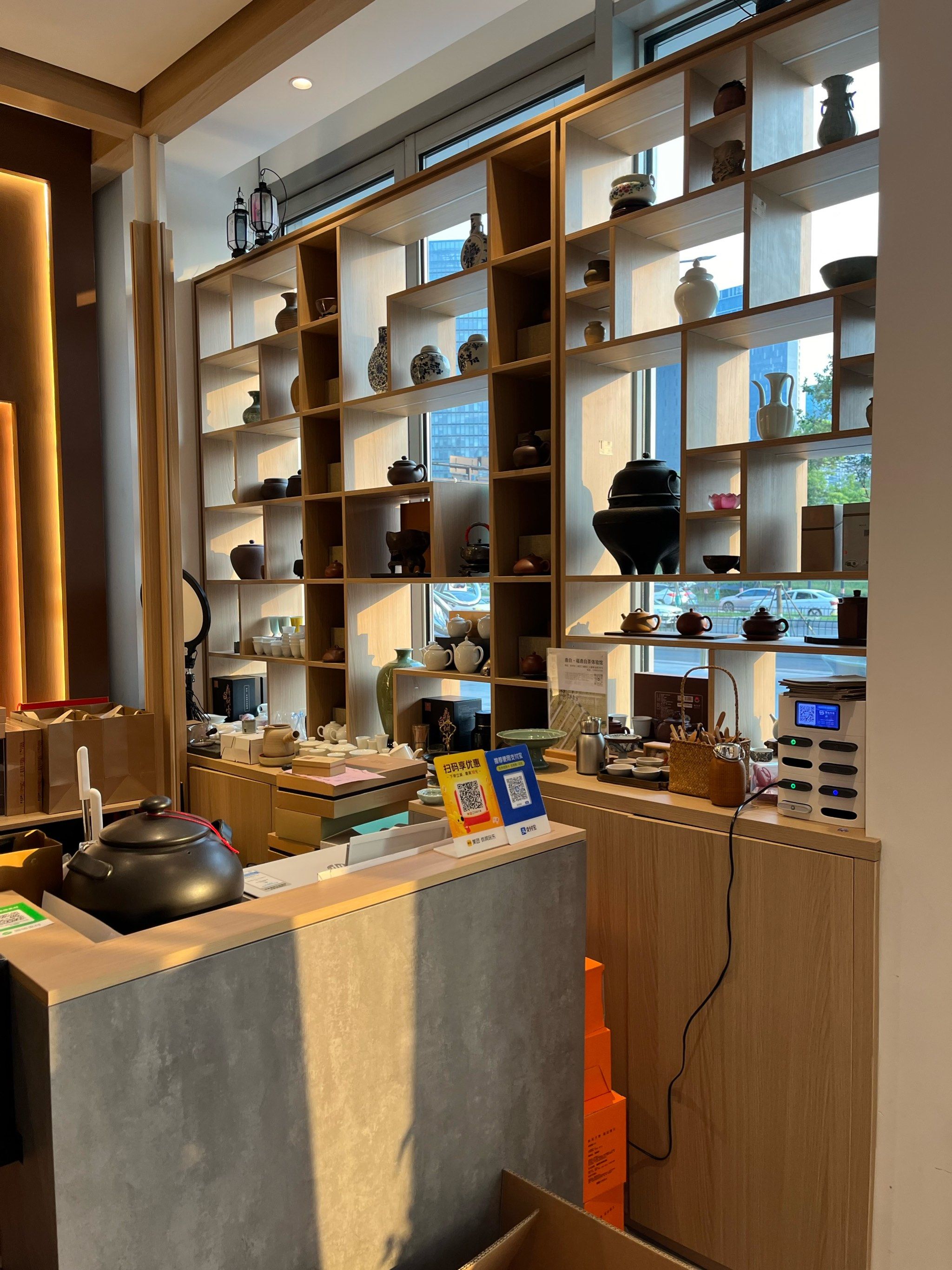 n店里的福鼎白茶品质非常高端,每一款茶叶都散发着迷人的香气