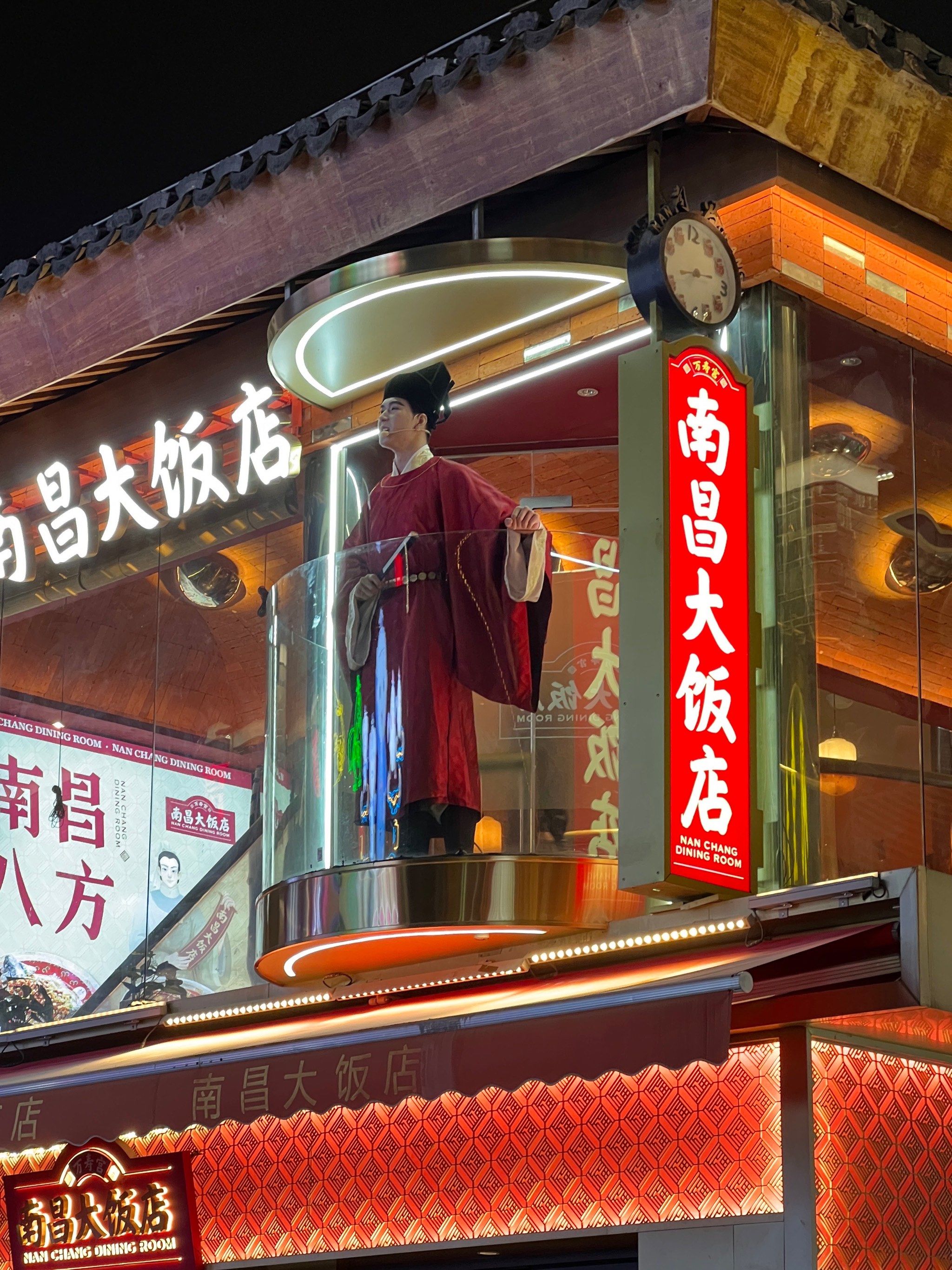 在南昌万寿宫的街头偶遇王勃啦