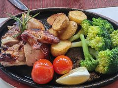 烤鸡配时蔬-WOLFGANG PUCK KITCHEN & BAR(迪士尼小镇店)