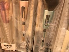 -名创优品(北京新中关购物中心地铁层店)