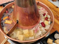 -果松木炭酸菜铜火锅·外婆参鸡汤