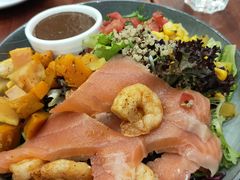 三文鱼大虾藜麦色拉-榖屋house of flour(张江首店)