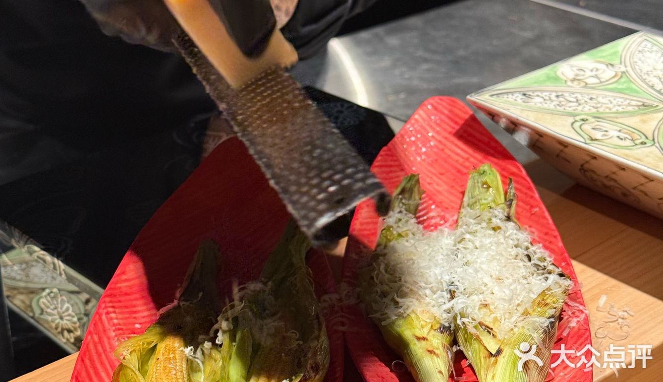 朋友酒杯碰一碰