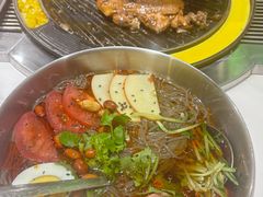 -山野的朋友露营炭火烤肉