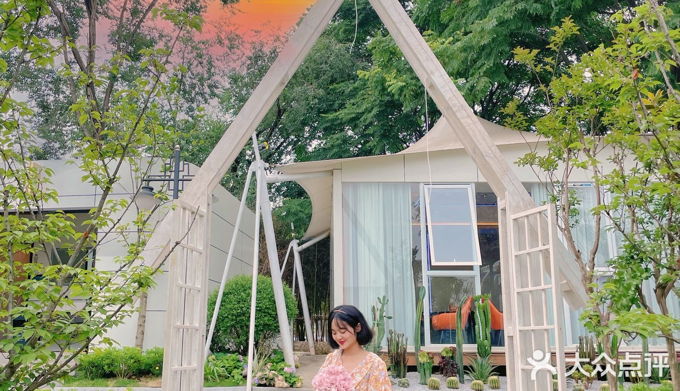 美滋滋 我们订的是星空泡泡屋，透明的圆形小屋