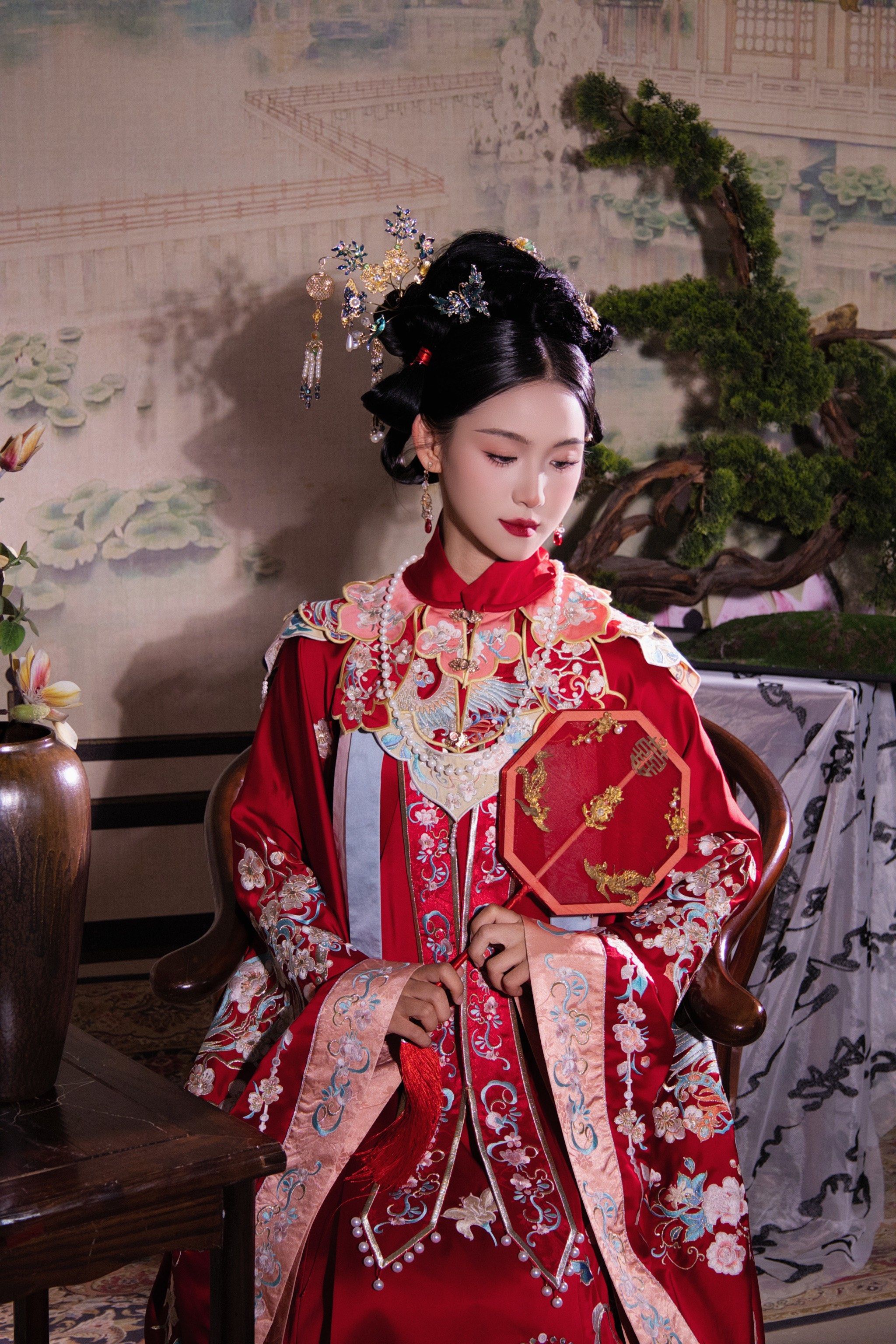 身着明制汉服,宛如从画中走来,惊艳了时光,温柔了岁月#汉服婚纱 #汉服