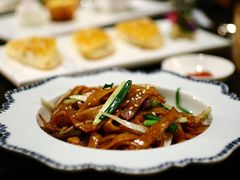 厅的牛河粉身完整、上色均匀又不会过油，但镬气稍逊，牛河本身味道偏淡，蘸点跟牛河上的辣椒酱就非常正点。-广州文华东方酒店·江-由辉师傅主理