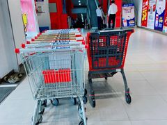 -家乐福南翔店停车场